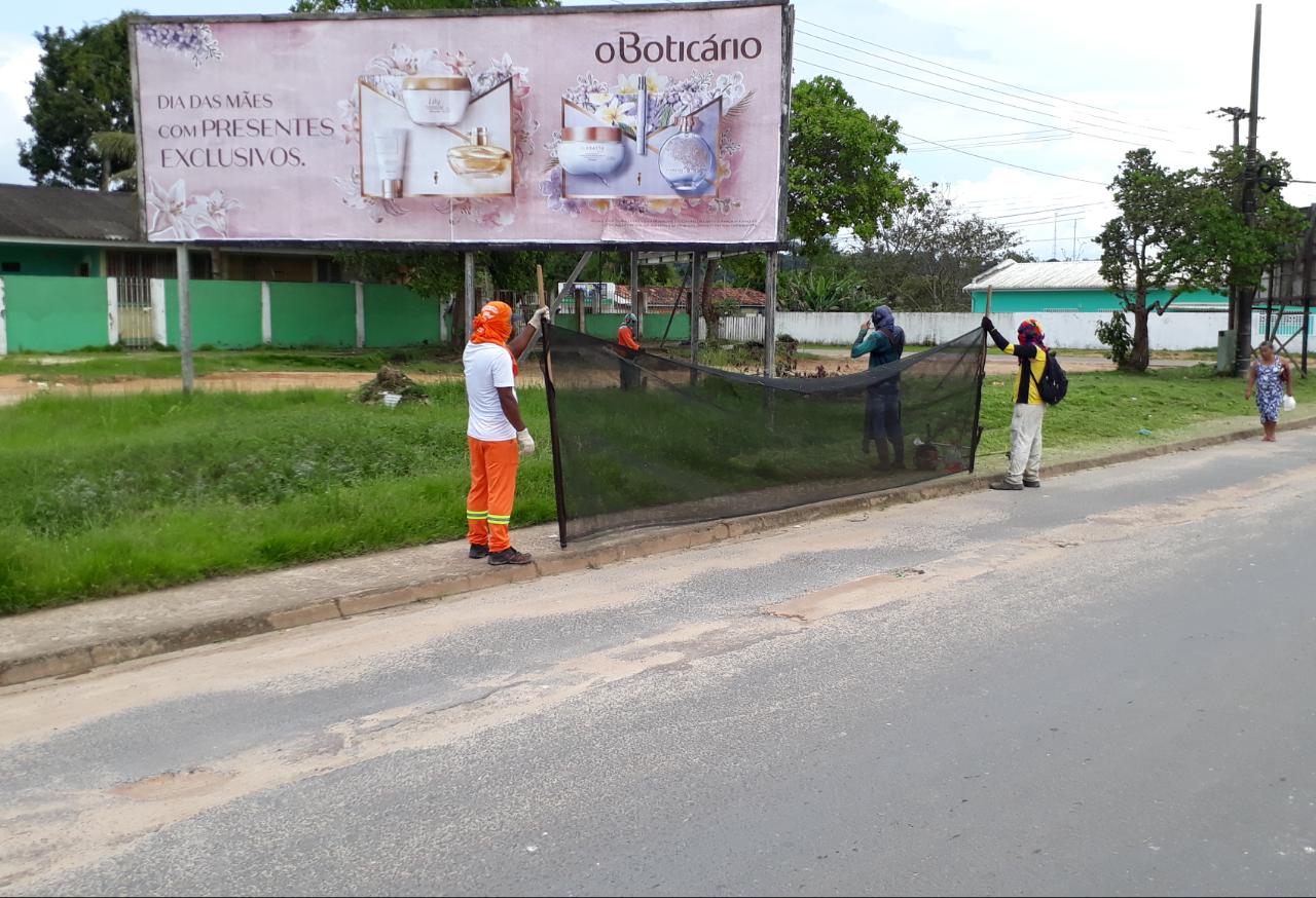 Prefeitura realiza serviço de limpeza urbana